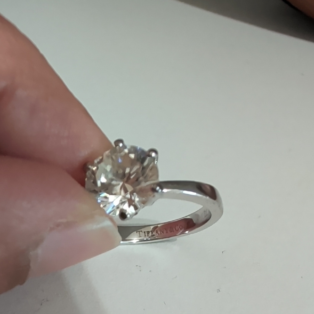 Elegant Ring with Clear Gemstone - Picture 3 of 11
